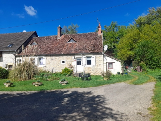 1 Bedroom(s) - 887m² land for sale in Nièvre, Burgundy, France - FrenchPropertyPortal.com An oasis of calm on a plot of over 800m² for sale for 110,000€ in Nièvre, Burgundy