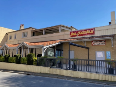 6 Bathroom(s) - 1,232m² land for sale in Charente, Poitou-Charentes, France - FrenchPropertyPortal.com IN THE CENTRE TOWN, BUILDING FOR USE AS COMMERCIAL & RENTAL, SHOP OF 562 SQM + FLAT, WITH CAPITAL COMMERCIAL for sale for 339,200€ in Charente, Poitou-Charentes