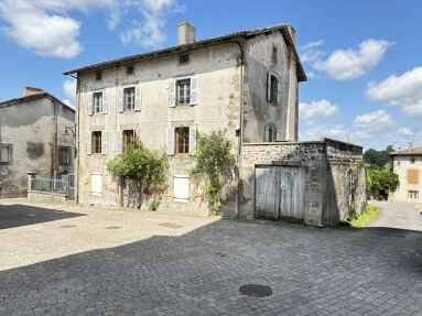 GREAT POTENTIAL FOR THIS SPACIOUS STONE HOUSE TO BE RESTORE, PARTLY HABITABLE WITH COURTYARD for sale for 79,950€ in Charente, Poitou-Charentes