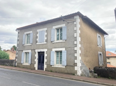 SPACIOUS AND COMFORTABLE TOWNHOUSE WITH GARAGE AND LAND for sale for 108,000€ in Charente, Poitou-Charentes