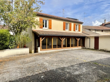 COMFORTABLE TOWNHOUSE WITH COURTYARD AND LARGE GARAGE, 5 BEDROOMS. for sale for 113,400&euro; in Charente, Poitou-Charentes