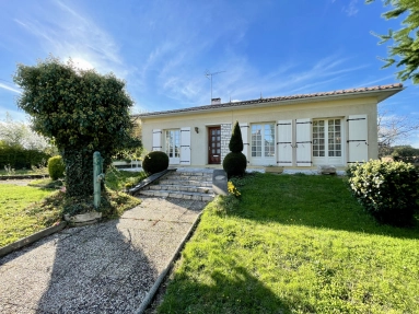 VILLAGE CENTER, PROPERTY COMPLEX : PLEASANT BUNGALOW FROM 1970 + A RENTED HOUSE, ADJOINING LAND for sale for 129,600&euro; in Charente, Poitou-Charentes