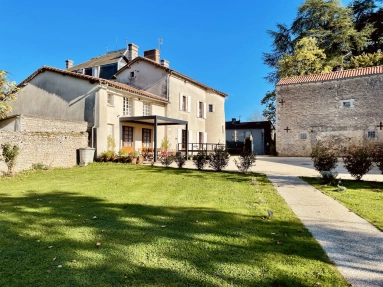 6 Bedroom(s) - 7 Bathroom(s) - 2,817m² land for sale in Vienne, Poitou-Charentes, France - FrenchPropertyPortal.com PERFECT FOR BED AND BREAKFAST, 14TH CENTURY DETACHED PROPERTY WITH 4 GUEST ROOMS, POOL AND GROUNDS. for sale for 318,000€ in Vienne, Poitou-Charentes
