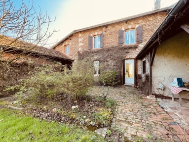 4 Bedroom(s) - 3 Bathroom(s) - 806m² land for sale in Charente, Poitou-Charentes, France - FrenchPropertyPortal.com FAMILY TOWNHOUSE WITH WOODED GARDEN for sale for 88,000€ in Charente, Poitou-Charentes
