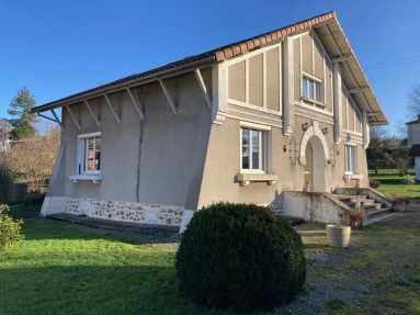 IN A CENTRE TOWN, NICE DETACHED STONE HOUSE WITH GARAGE & LAND for sale for 162,000&euro; in Charente, Poitou-Charentes