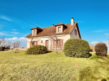 DETACHED HOUSE WITH BASEMENT, ADJOINING AND 2 SEPARATE PLOTS for sale for 166,320&euro; in Vienne, Poitou-Charentes