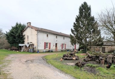 3 Bedroom(s) - 1 Bathroom(s) - 8,516m² land for sale in Vienne, Poitou-Charentes, France - FrenchPropertyPortal.com IN THE COUNTRYSIDE CHARM AND POTENTIAL, OLD DETACHED FARMHOUSE SET ON 8516 SQM for sale for 108,000€ in Vienne, Poitou-Charentes