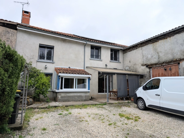 CHARMING COUNTRY HOUSE WITH BARN AND ADJOINING GARDEN for sale for 118,800&euro; in Charente, Poitou-Charentes