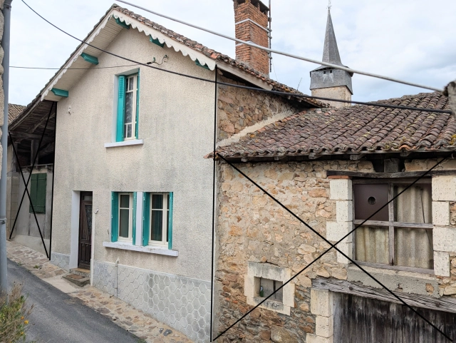 2 Bedroom(s) - 1 Bathroom(s) - 313m² land for sale in Charente, Poitou-Charentes, France - FrenchPropertyPortal.com IN THE HEART OF THE VILLAGE, A PROPERTY COMPLEX FULL OF POTENTIAL WITH GARAGE AND GARDEN for sale for 71,500€ in Charente, Poitou-Charentes