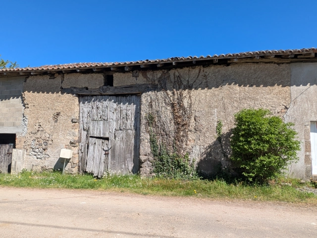 SEMI DETACHED BARN NO CONVERTIBLE WITH OPPOSITE LAND ON LAKE SIDE for sale for 9,500&euro; in Charente, Poitou-Charentes
