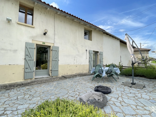 CHARMING RENOVATED AND FURNISHED PIED-À-TERRE WITH OUTBUILDINGS AND GARDENS for sale for 126,500&euro; in Charente, Poitou-Charentes