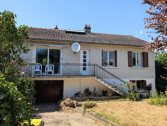 3 Bedroom(s) - 2 Bathroom(s) - 805m² land for sale in Vienne, Poitou-Charentes, France - FrenchPropertyPortal.com HOUSE ON A RAISED BASEMENT WITH ADJOINING GARDEN AND GARAGE for sale for 99,000€ in Vienne, Poitou-Charentes