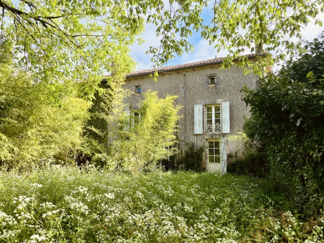 4 Bedroom(s) - 2 Bathroom(s) - 4,111m² land for sale in Charente, Poitou-Charentes, France - FrenchPropertyPortal.com IN THE HEART OF A SMALL HAMLET, AN AUTHENTIC DETACHED CHARACTER HOUSE, IN NEED OF RENOVATION, WITH ADJOINING LAND for sale for 67,200€ in Charente, Poitou-Charentes