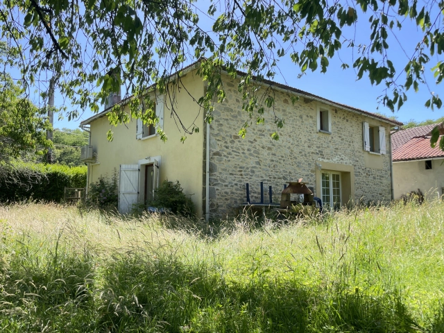 IN A GREEN LANDSCAPE, OLD DETACHED STONE BARN CONVERTED INTO A HOUSE WITH LAND for sale for 124,200&euro; in Charente, Poitou-Charentes