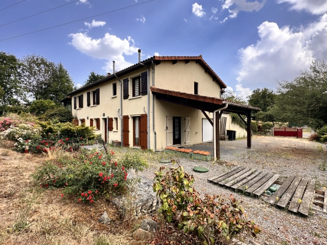 IN THE COUNTRYSIDE, FAMILY HOME WITH INDEPENDENT ACCOMMODATION, SOLD FURNISHED. for sale for 194,400&euro; in Charente, Poitou-Charentes