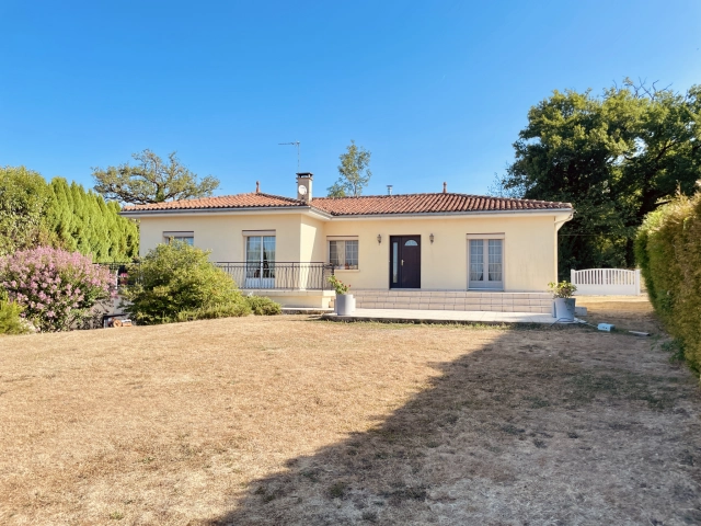 OUTSIDE OF THE VILLAGE, NICE DETACHED BUNGALOW ON A BASEMENT, RENOVATED, GARAGE, GARDEN for sale for 275,600&euro; in Charente, Poitou-Charentes