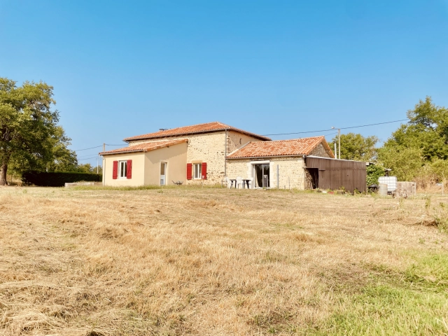 LET YOURSELF BE SEDUCED BY THIS STONE COUNTRY HOUSE, SET ON APPROX 3,41HA ALONG THE RIVERBANK for sale for 178,200&euro; in Charente, Poitou-Charentes