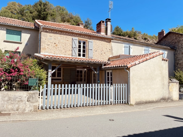 IN THE HEART OF A TOURIST VILLAGE, A CHARMING RENOVATED CHARACTER HOUSE WITH A COURTYARD AND SMALL GARDEN for sale for 121,000&euro; in Charente, Poitou-Charentes