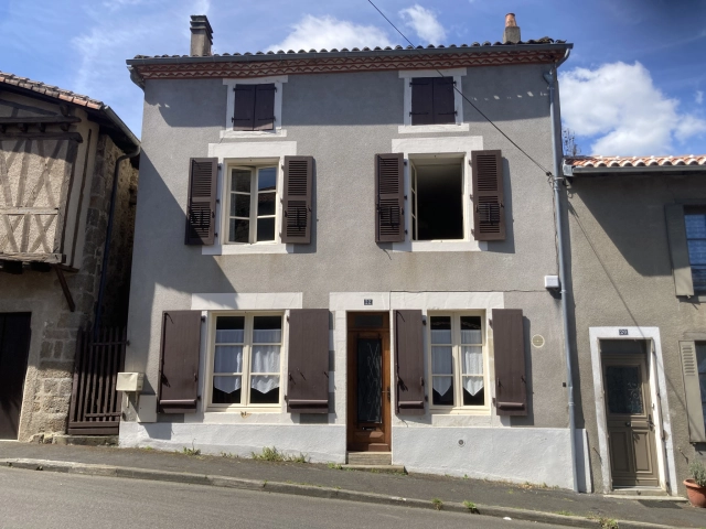 SPACIOUS TOWN CENTRE HOUSE WITH GARDEN for sale for 143,000&euro; in Charente, Poitou-Charentes