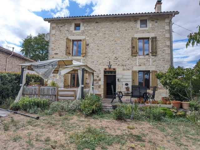 BEAUTIFUL DETACHED RENOVATED STONE COUNTRY HOUSE WITH ADJOINING BARN AND LAND for sale for 167,400&euro; in Charente, Poitou-Charentes