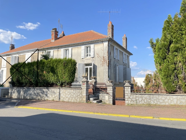 4 Bedroom(s) - 1 Bathroom(s) - 538m² land for sale in Charente, Poitou-Charentes, France - FrenchPropertyPortal.com TOWNHOUSE TO RENOVATE: GARDEN, GARAGE AND GREAT POTENTIAL for sale for 98,560€ in Charente, Poitou-Charentes