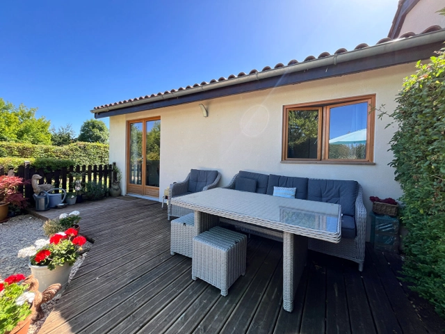 Bungalow with shared pool, close to villeréal for sale for 93,000&euro; in Lot-et-Garonne, Aquitaine