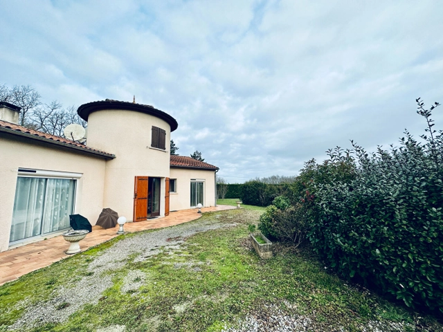 House with outbuilding, swimming pool and woods near villeréal for sale for 188,000&euro; in Lot-et-Garonne, Aquitaine