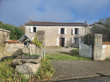 Old 5 bedroom house - Proche Ruffec for sale for 129,000€ in Charente, Poitou-Charentes