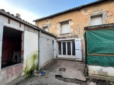 Town House to Renovate with Small Exterior for sale for 29,950€ in Deux-Sèvres, Poitou-Charentes
