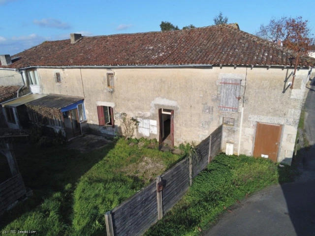 1 Bedroom(s) - 2 Bathroom(s) - 936m² land for sale in Vienne, Poitou-Charentes, France - FrenchPropertyPortal.com Set of 2 Houses For Sale Near Lizant with Garden and Outbuildings for sale for 49,950€ in Vienne, Poitou-Charentes