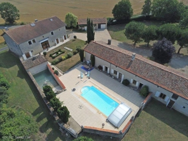 Magnificent Domaine of almost a Hectare with 3 Bedrooms, Pool and Gite Potential for sale for 452,600&euro; in Vienne, Poitou-Charentes