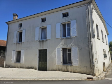 Incredible Town House With Walled Gardens - A Must See! for sale for 166,600&euro; in Charente, Poitou-Charentes
