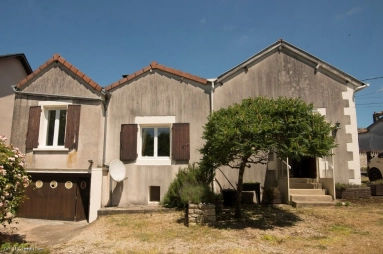 2 Bedroom(s) - 1 Bathroom(s) - 1,181m² land for sale in Vienne, Poitou-Charentes, France - FrenchPropertyPortal.com Charming Single-Storey House with Basement in Civray, with Garden and Beautiful View for sale for 86,000€ in Vienne, Poitou-Charentes
