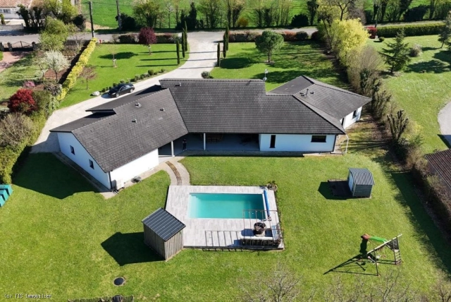 Stunning 5-Bedroom Villa With Swimming Pool - Between Ruffec and Verteuil-sur-Charente for sale for 399,950&euro; in Charente, Poitou-Charentes