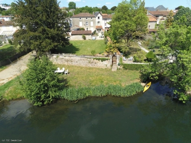 2 Bedroom(s) - 1 Bathroom(s) - 739m² land for sale in Vienne, Poitou-Charentes, France - FrenchPropertyPortal.com Small Town House With Garden And River Frontage for sale for 129,000€ in Vienne, Poitou-Charentes