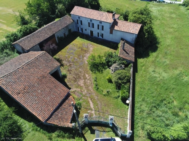 Spacious Farmhouse with 1.9 Hectares of Land  Ideal for Horses for sale for 186,000&euro; in Charente, Poitou-Charentes