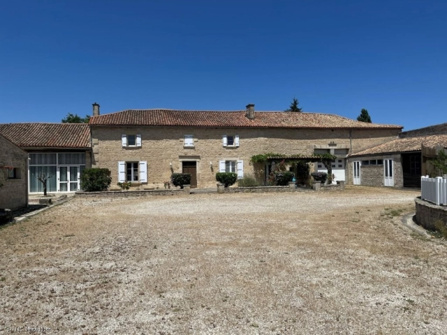 9 Bedroom(s) - 9 Bathroom(s) - 2,975m² land for sale in Deux-Sèvres, Poitou-Charentes, France - FrenchPropertyPortal.com Impressive 9 Bedroomed Stone Property With A Pool And Gite for sale for 378,950€ in Deux-Sèvres, Poitou-Charentes