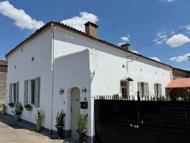 4 Bedroom(s) - 5 Bathroom(s) - 772m² land for sale in Vienne, Poitou-Charentes, France - FrenchPropertyPortal.com Elegant Character Stone Residence With High-End Finishings And Guest Accommodation Potential for sale for 244,500€ in Vienne, Poitou-Charentes