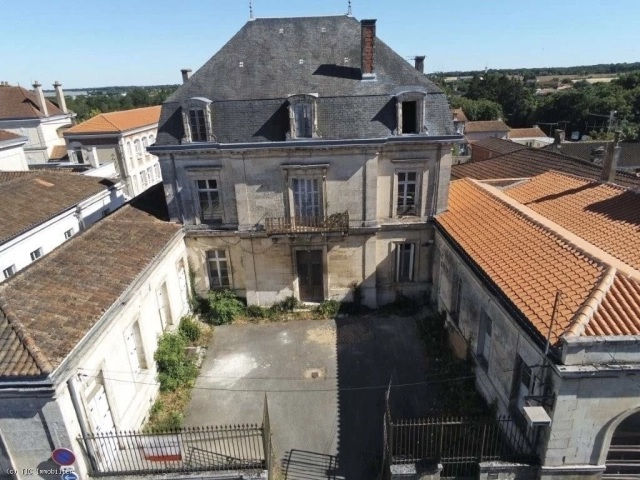 Small Renovated Townhouse with Renovation Project for the Former Sub-Prefecture for sale for 180,850&euro; in Charente, Poitou-Charentes
