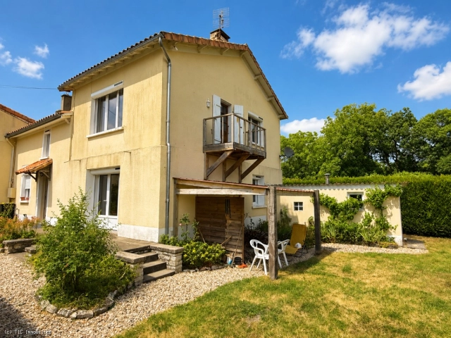 3 Bedroom Stone House With Open Views for sale for 140,000&euro; in Charente, Poitou-Charentes