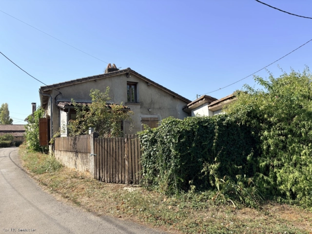 1 Bedroom(s) - 2 Bathroom(s) - 700m² land for sale in Charente, Poitou-Charentes, France - FrenchPropertyPortal.com Pretty House 5 Minutes from Nanteuil with Constructible Land for sale for 65,000€ in Charente, Poitou-Charentes
