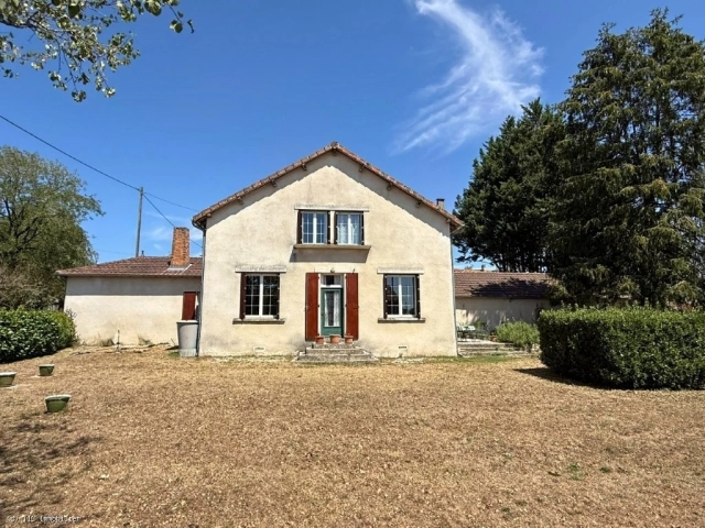 4-Bedroom House With Garden On 1062m² for sale for 139,785&euro; in Charente, Poitou-Charentes