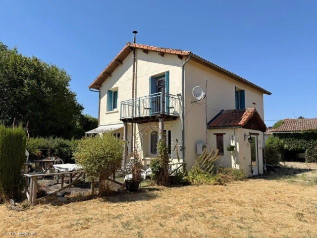 Peaceful Country Home with 4 Bedrooms, Views, Barn and Pool for sale for 134,400&euro; in Charente, Poitou-Charentes