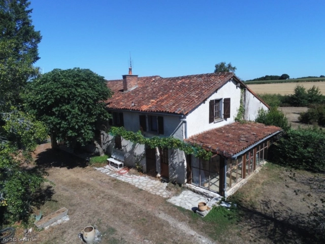 Quiet Country House with 3 Bedrooms and Land for sale for 112,900&euro; in Charente, Poitou-Charentes