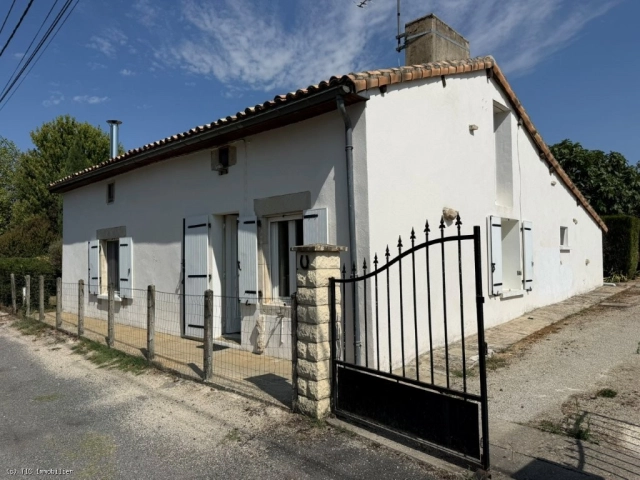 Country House With Ground-Floor Living, Near Les Adjots for sale for 112,900&euro; in Charente, Poitou-Charentes