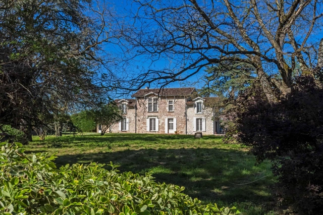 Country manor with barn and pool for sale for 636,000&euro; in Lot-et-Garonne, Aquitaine