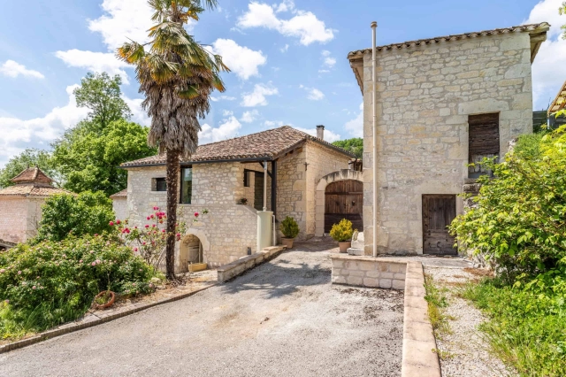 Country property with garage for sale for 389,000&euro; in Lot, Midi-Pyrénées