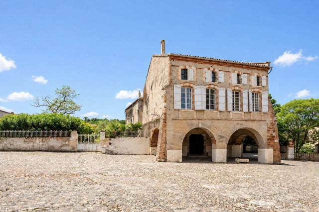 Substantial property with garden in a vibrant village for sale for 530,000&euro; in Tarn-et-Garonne, Midi-Pyrénées