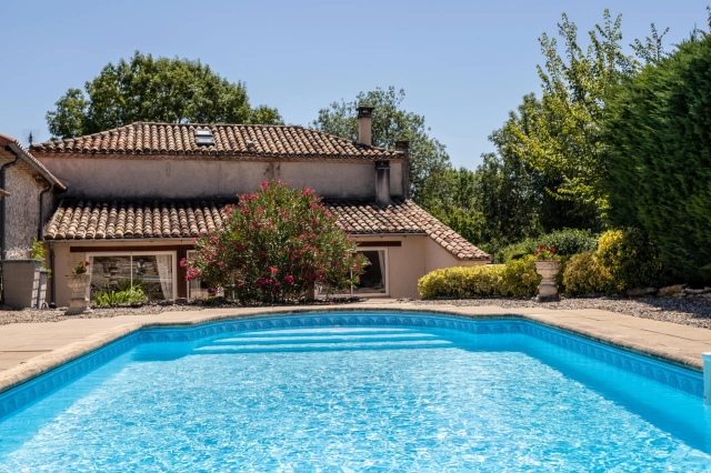 Country house with swimming pool and barn - Superb location near Montaigu and Roquecor for sale for 349,000&euro; in Tarn-et-Garonne, Midi-Pyrénées