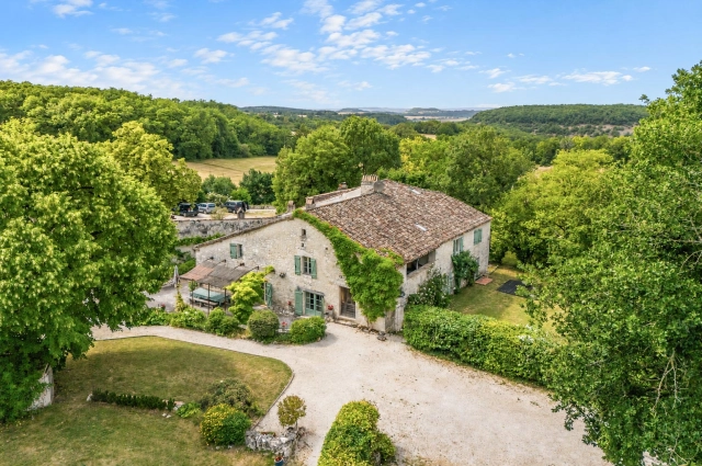 6 Bedroom(s) - 29,000m² land for sale in Tarn-et-Garonne, Midi-Pyrénées, France - FrenchPropertyPortal.com Country house with annex, swimming pool and grounds with impeccable and high-quality interiors, in a beautiful location for sale for 835,000€ in Tarn-et-Garonne, Midi-Pyrénées